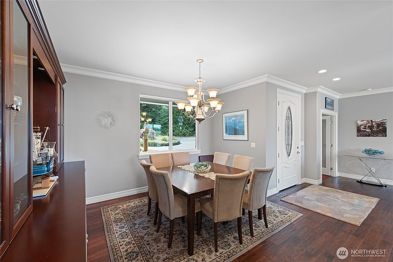 4th image of 880 Shoshone Drive