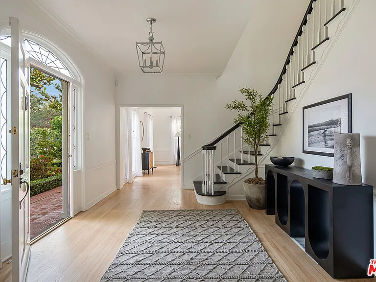 625 N Sierra Dr — Photo 3