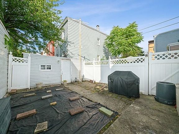 4th image of 11 E 17th St
