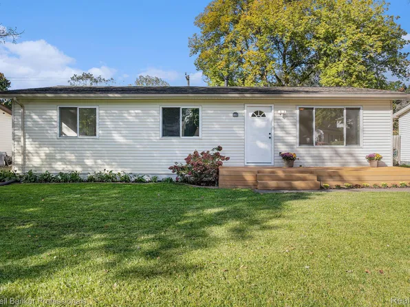 5085 Lindholm Dr, White Lake, MI 48383