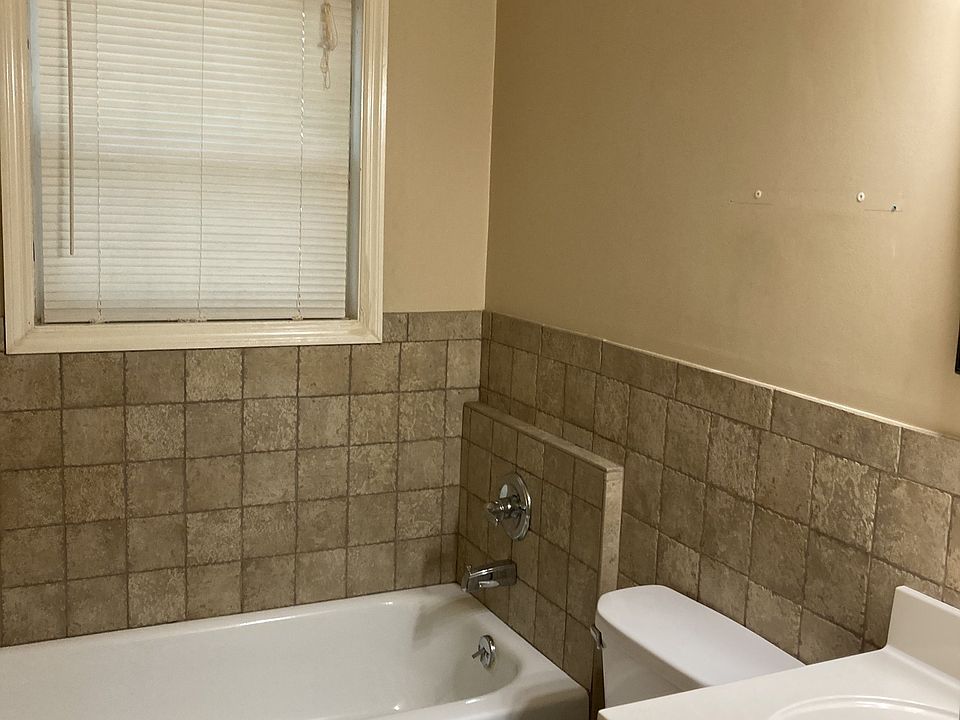 1st image of 2202 Country Club Ln #B