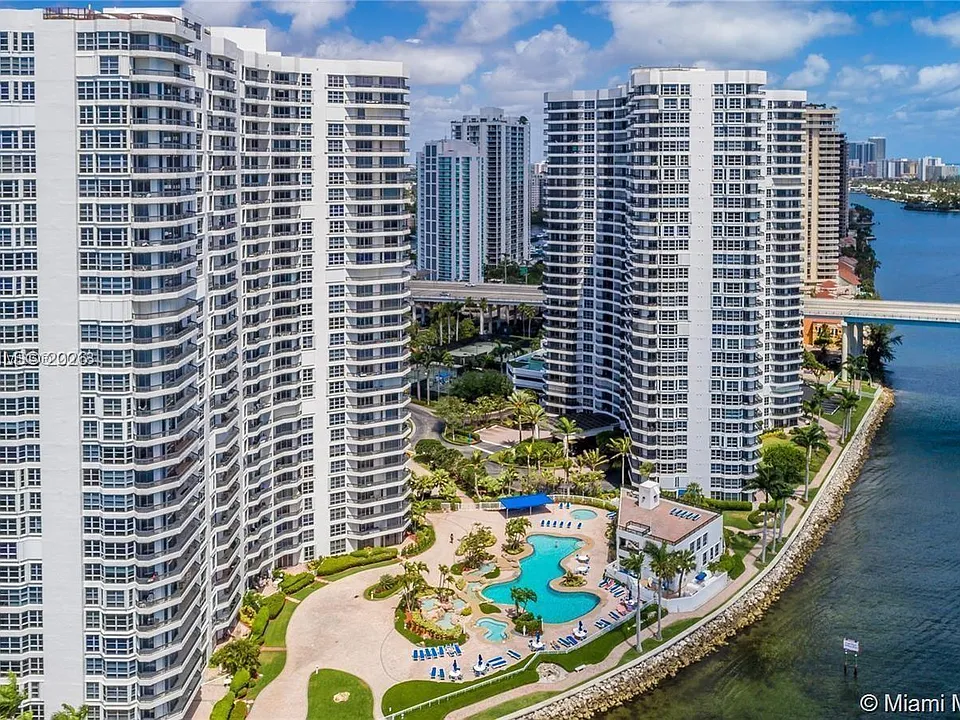 3600 Mystic Pointe Dr #1401