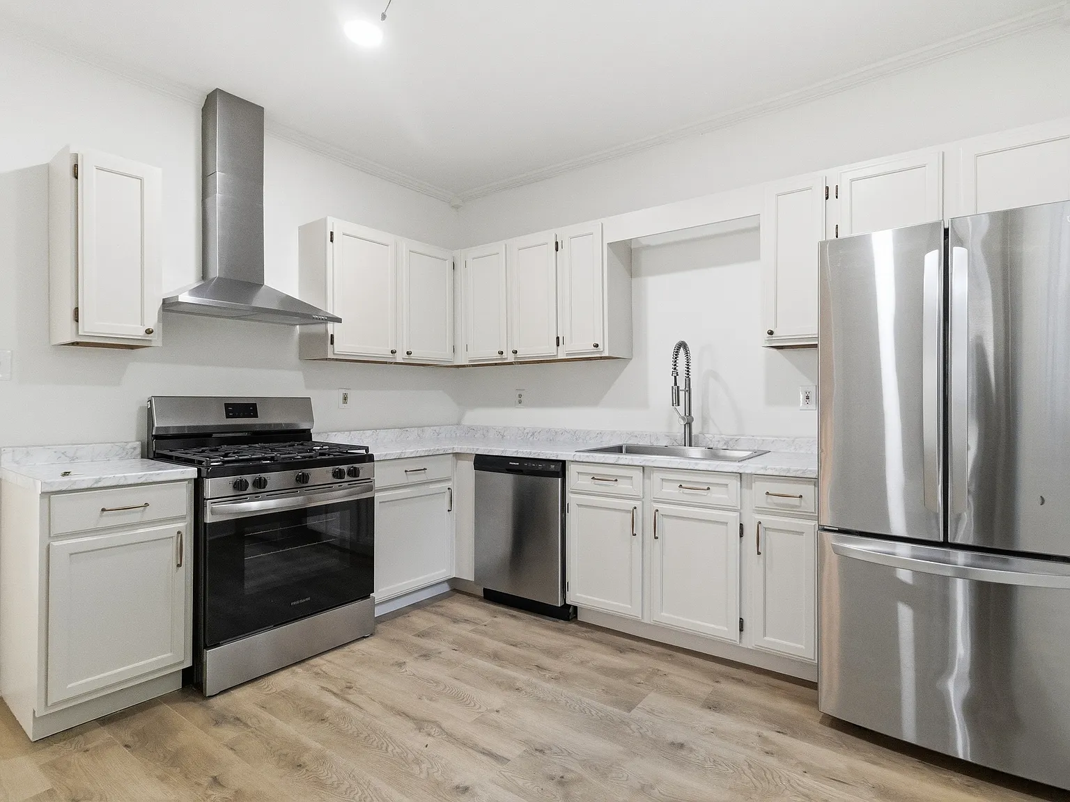 3 bed, 1000 sqft, $2,100 — Photo 3