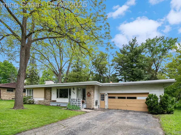 6151 Woodmoor Dr, Burton, MI 48509