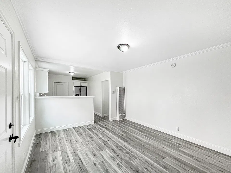 14551 1/2 Hart St