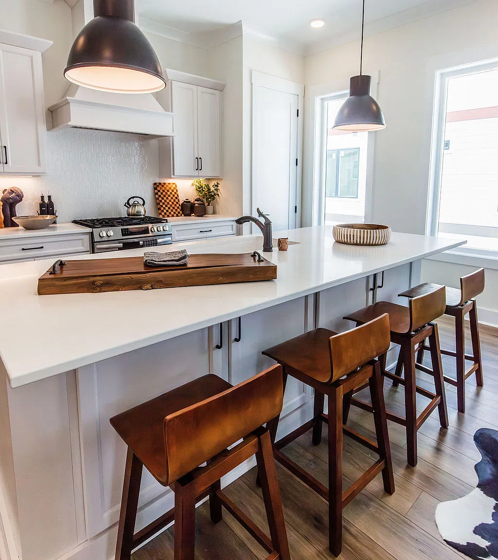 4 bed, 2400 sqft, $7,750 — Photo 2