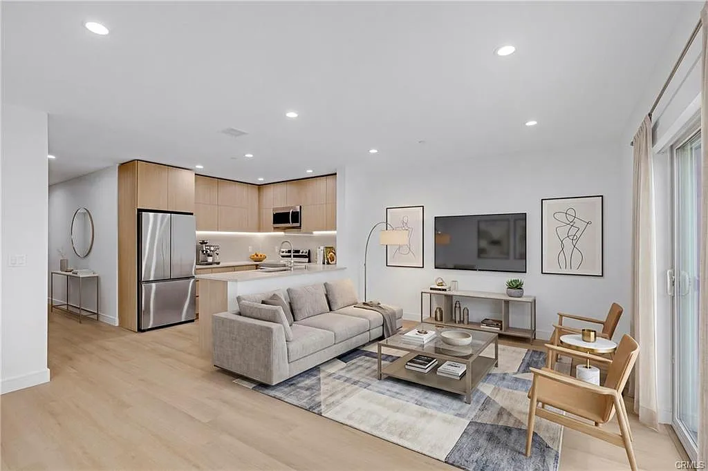 3 bed, 2.5 bath, 1421 sqft, $4,350 — Photo 1