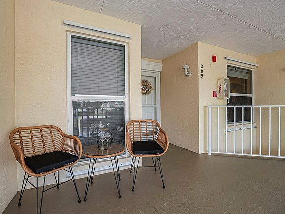 4th image of 655 W Lake Jasmine Circle