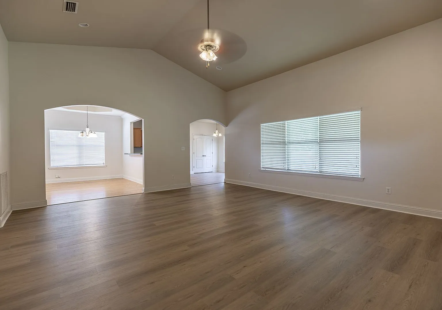 Spacious 3-Bedroom Home in Daphne — Photo 3