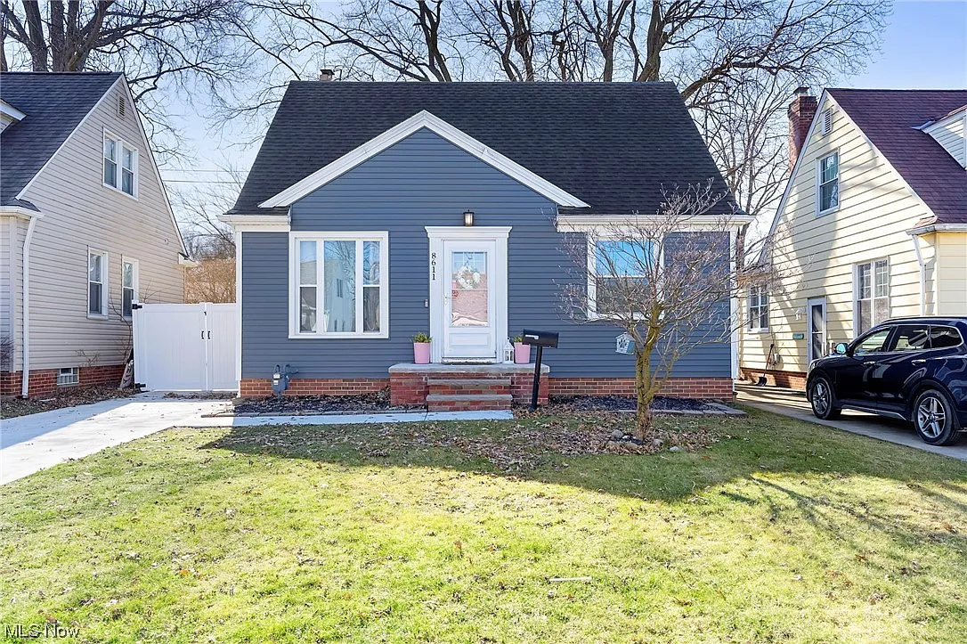 8611 Pinegrove Ave photo 1