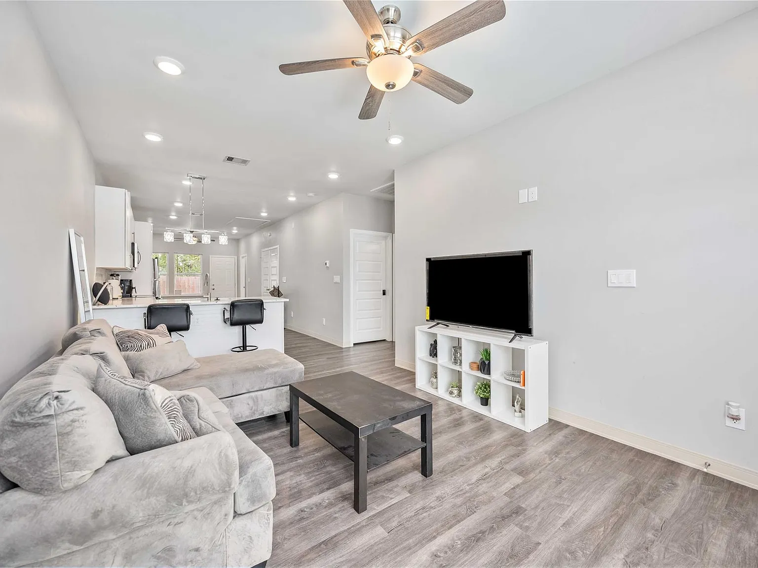 3 bed, 2.0 bath, 1151 sqft, $1,680 — Photo 4