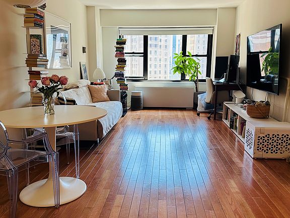 3rd image of 20 W 64th St APT 25C