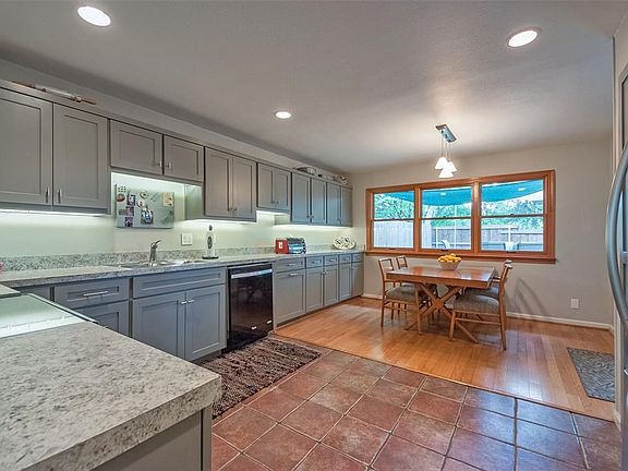 3rd image of 10605 Hillpoint Dr