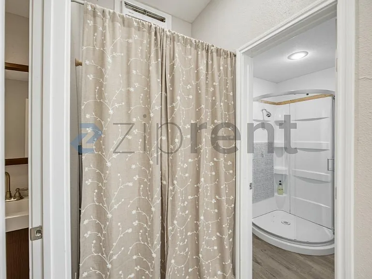 518 E King St — Photo 35