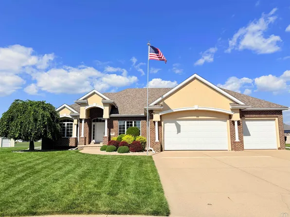 906 Rockwood Ct, Sergeant Bluff, IA 51054