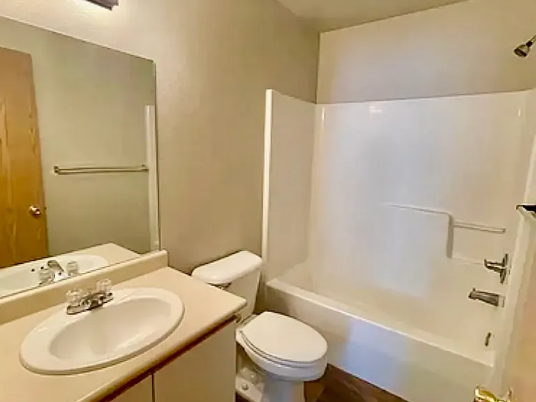 Wolf Glen Apartments — Photo 20