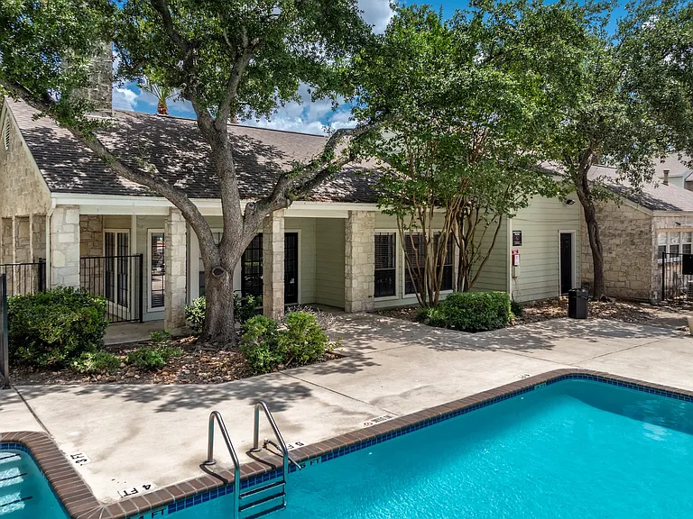 Austin Pointe Apartments — Photo 11