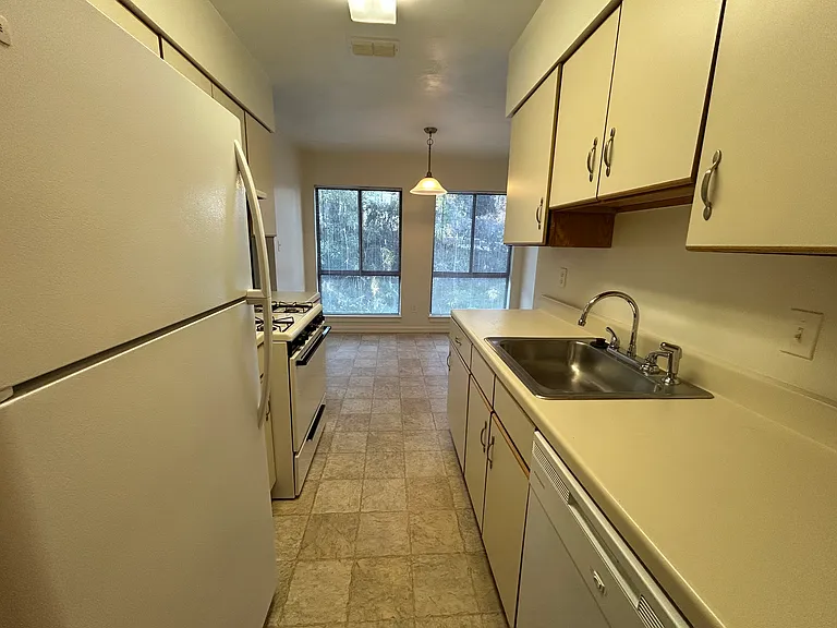 Princeton Circle West Apartments — Photo 31