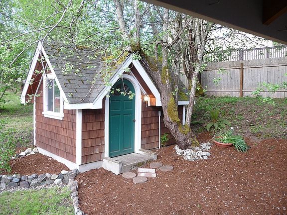 4th image of 455 NE McWilliams Ct