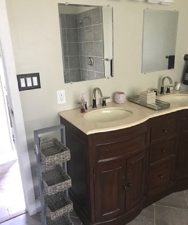 Large Bathroom w/Jacuzzi