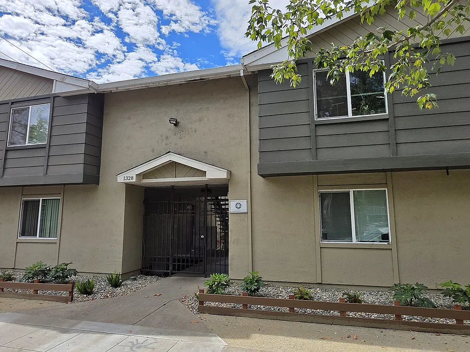 1328 D St #4