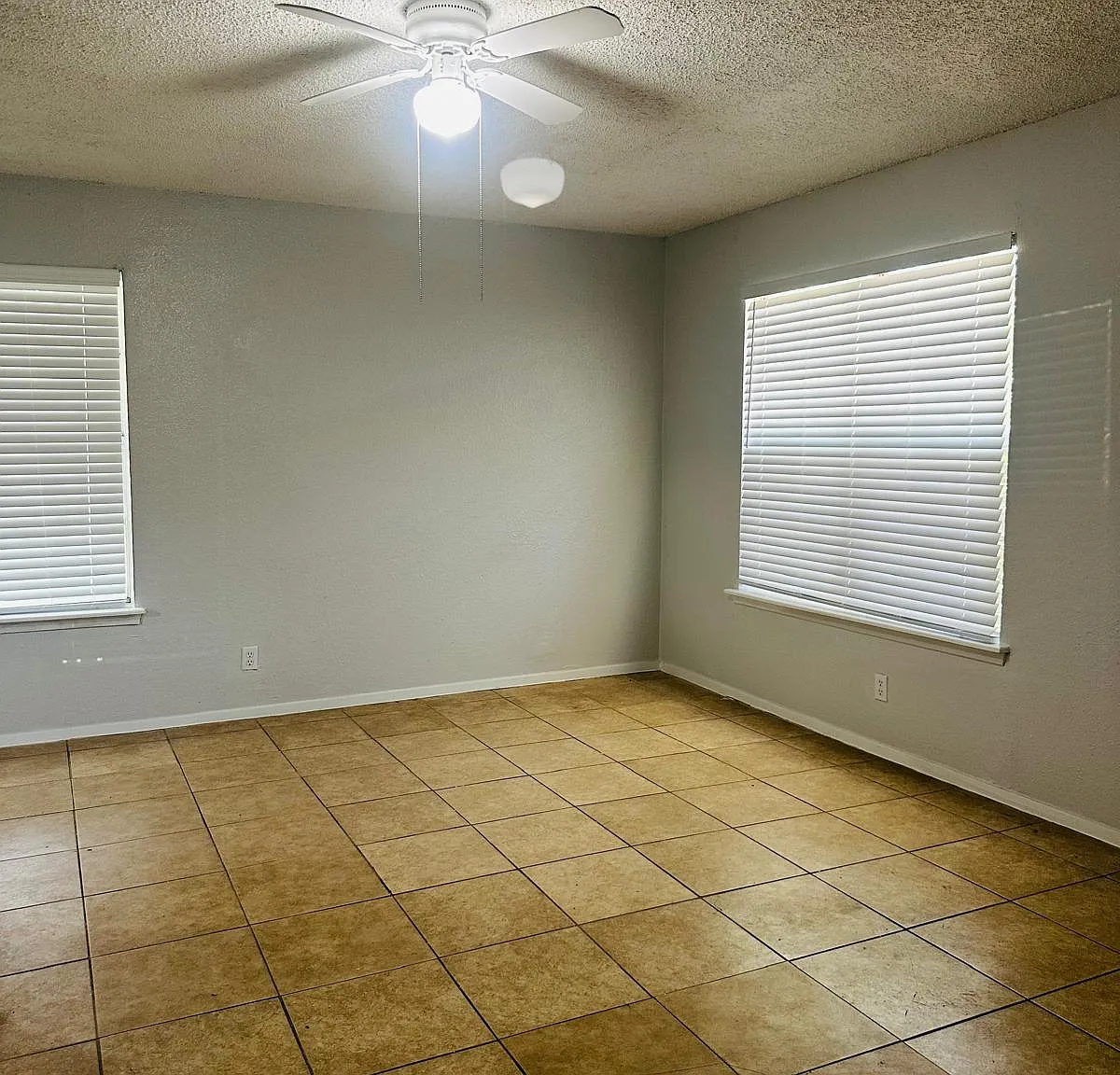 3 bed, 878 sqft, $1,100 — Photo 1