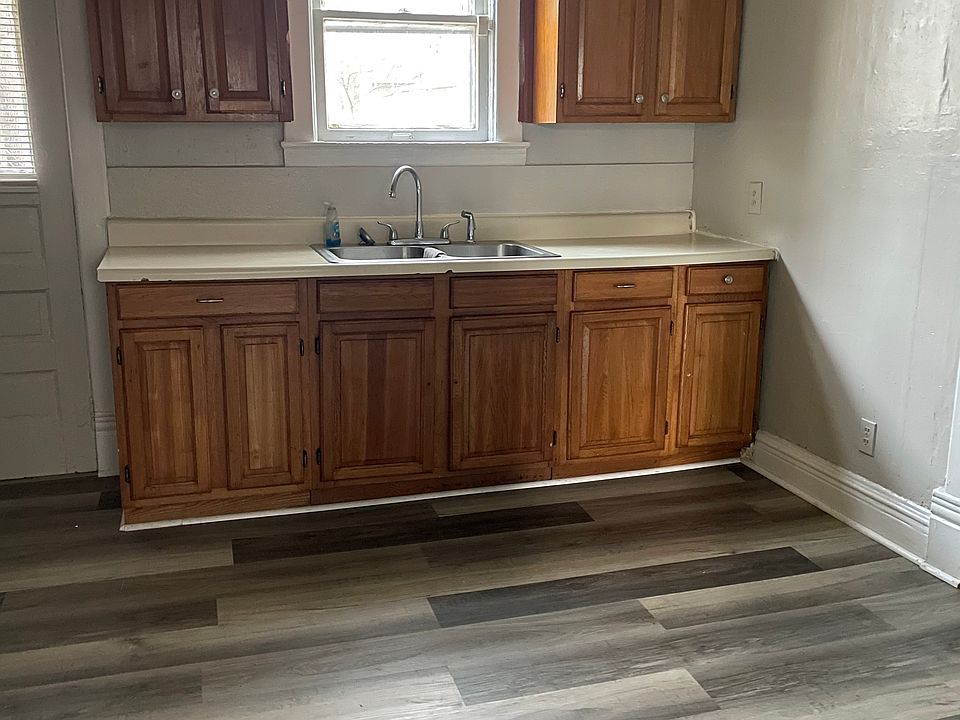 1st image of 105 E 15th St