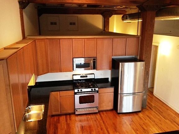 3rd image of 824 W Superior St Unit 302
