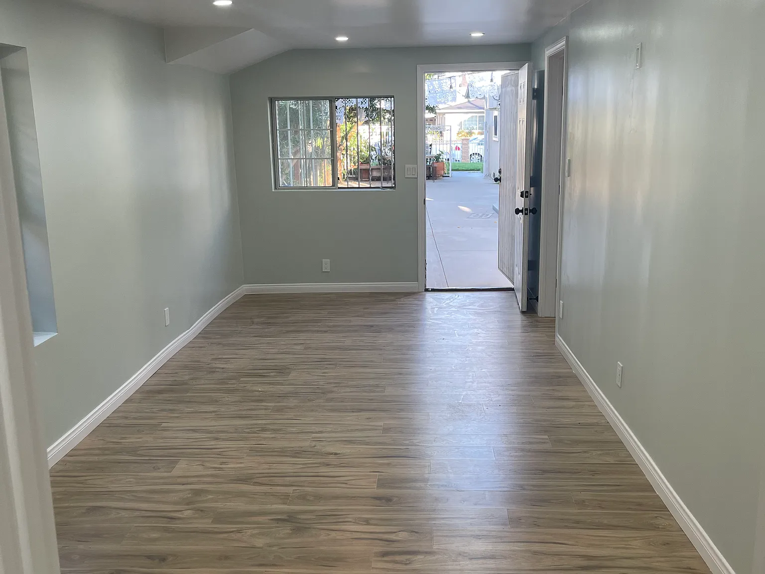 1 bed, 600 sqft, $2,400 — Photo 3