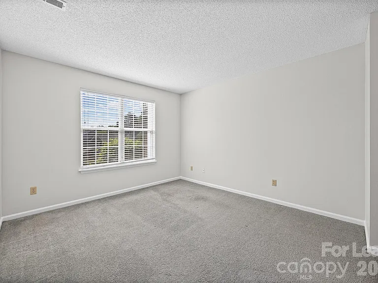 2920 Iron Gate Ln — Photo 18