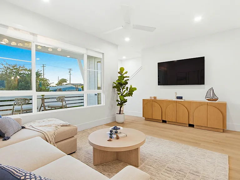 West facing panoramic windows. Feel the breeze!
