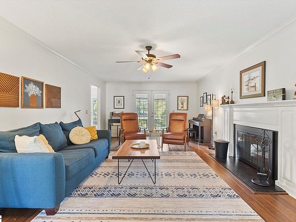3rd image of 19 Bernwood Dr