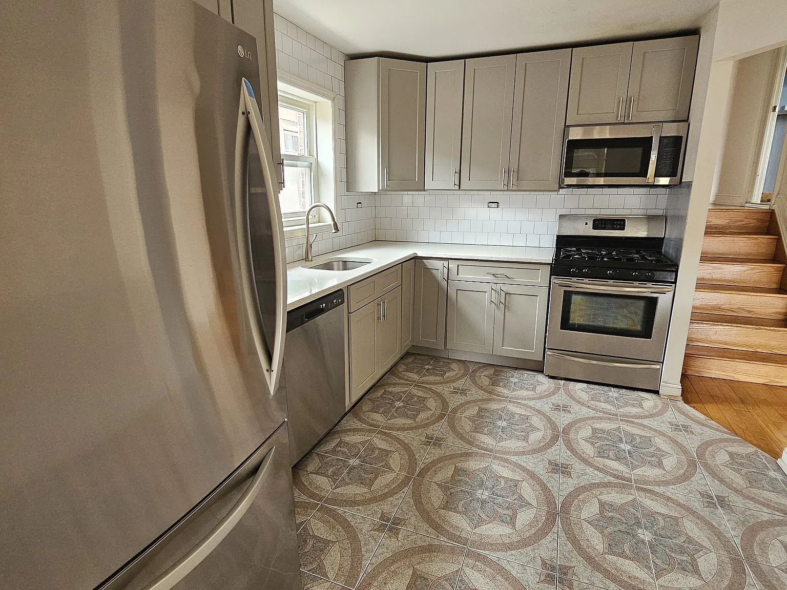 3 bed, 1.5 bath, $3,800 — Photo 2
