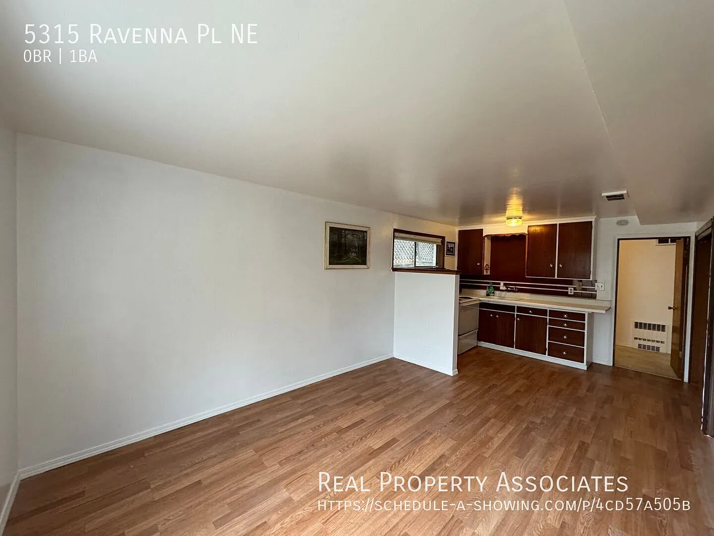 University District Apartment — Photo 2