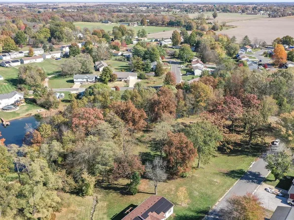 34098 Mustang Dr, Brighton, IL 62012