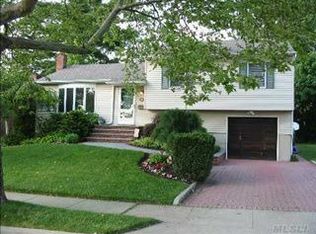 101 Belmont Cir, Syosset, NY 11791