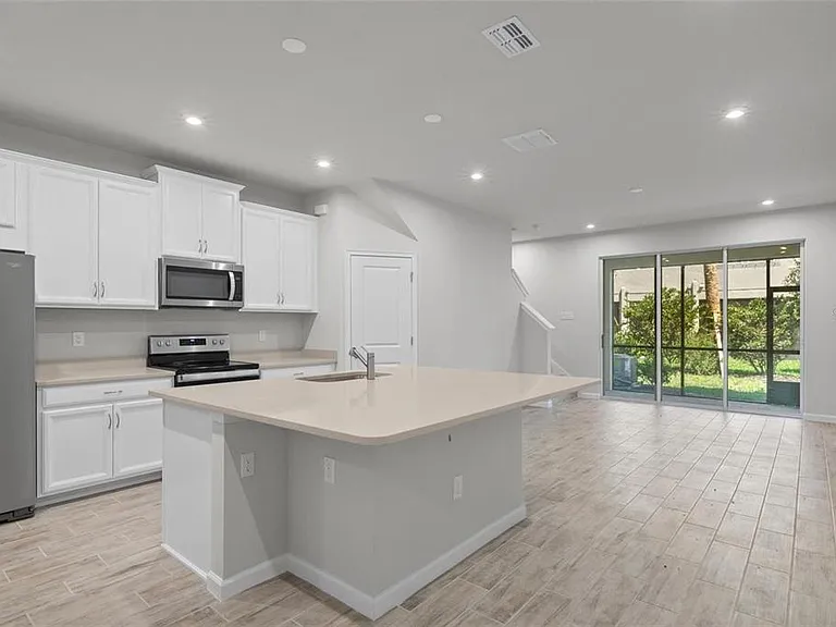 2326 Summerlit St — Photo 5