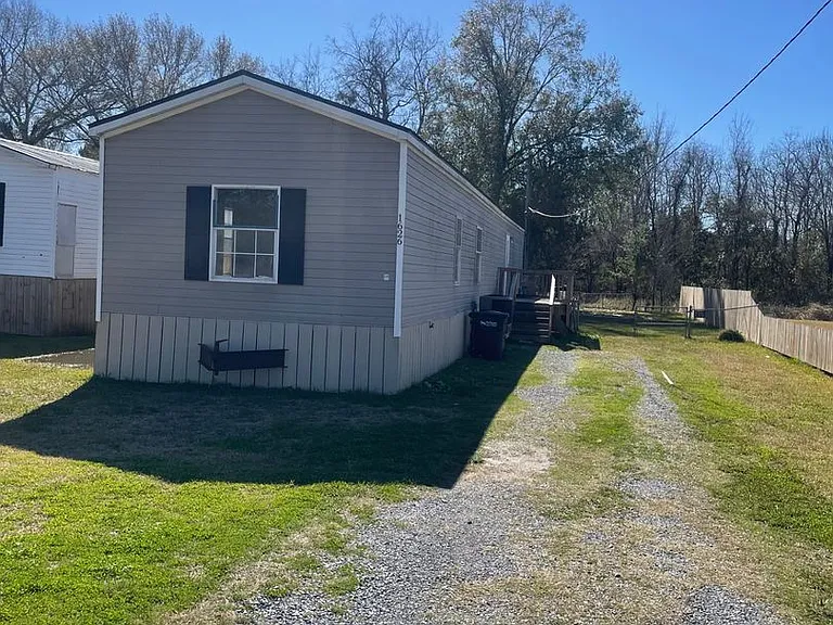 1626 Bradley Ln — Photo 2