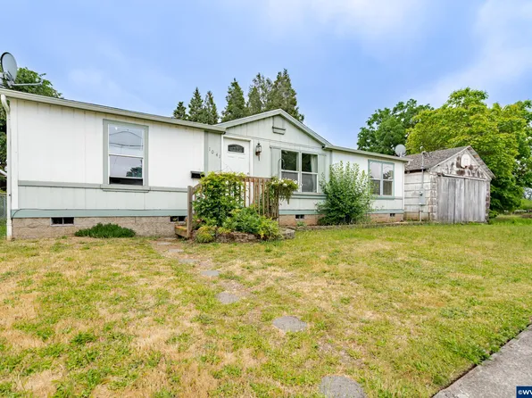 1041 Hiatt St, Lebanon, OR 97355