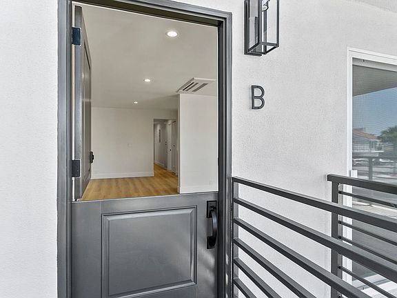3rd image of 913 W Balboa Blvd APT B