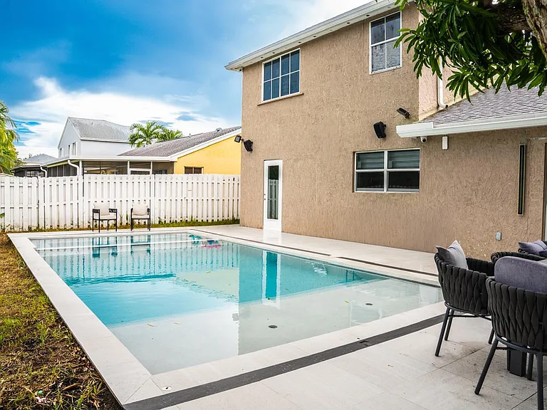 4060 SW 70th Ter — Photo 5
