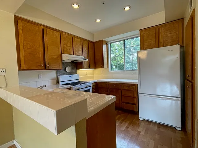 2 bed, 2.5 bath, 1165 sqft, $3,460 — Photo 4