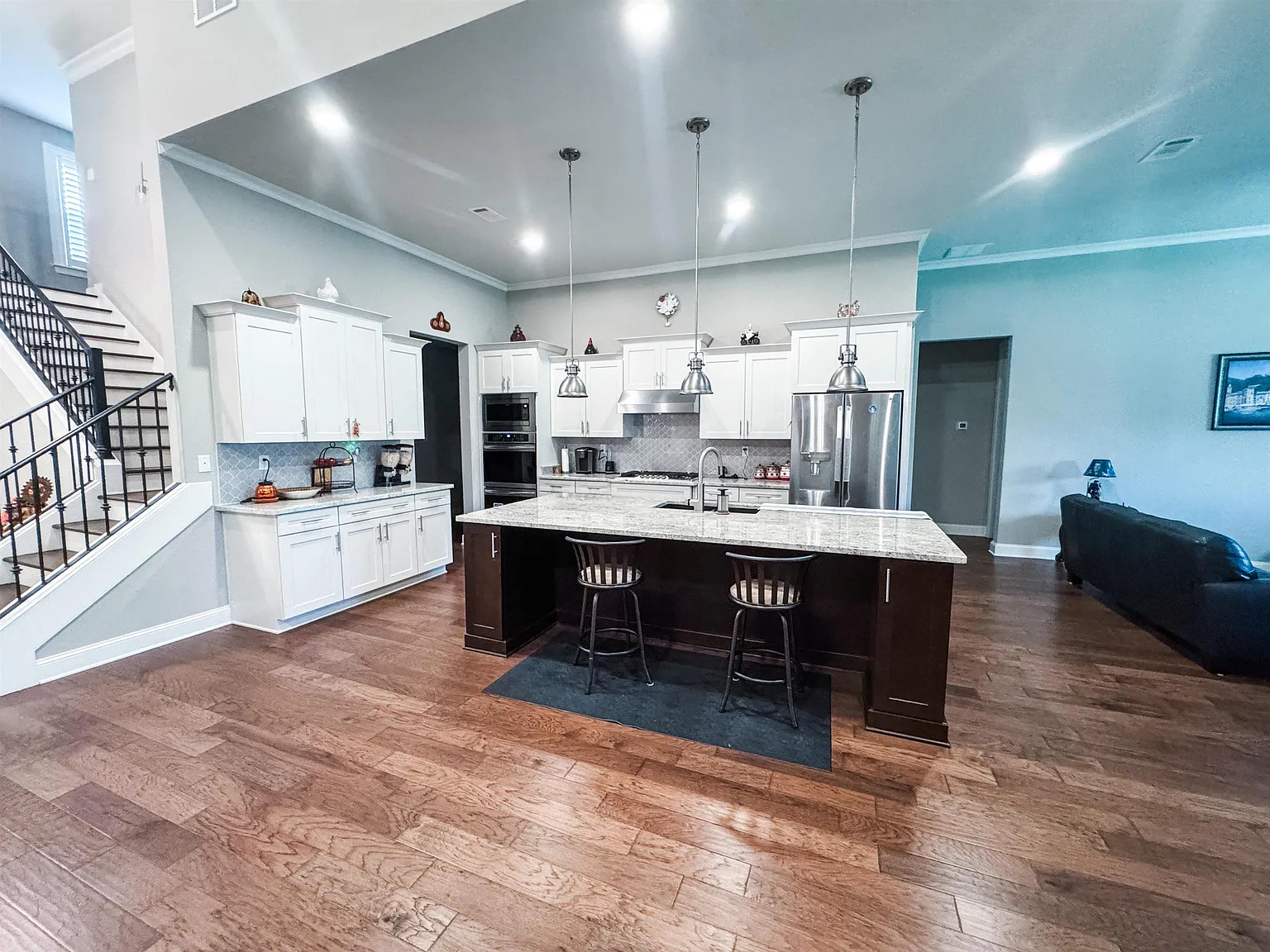 5 bed, 4.5 bath, 4967 sqft, $4,500 — Photo 2