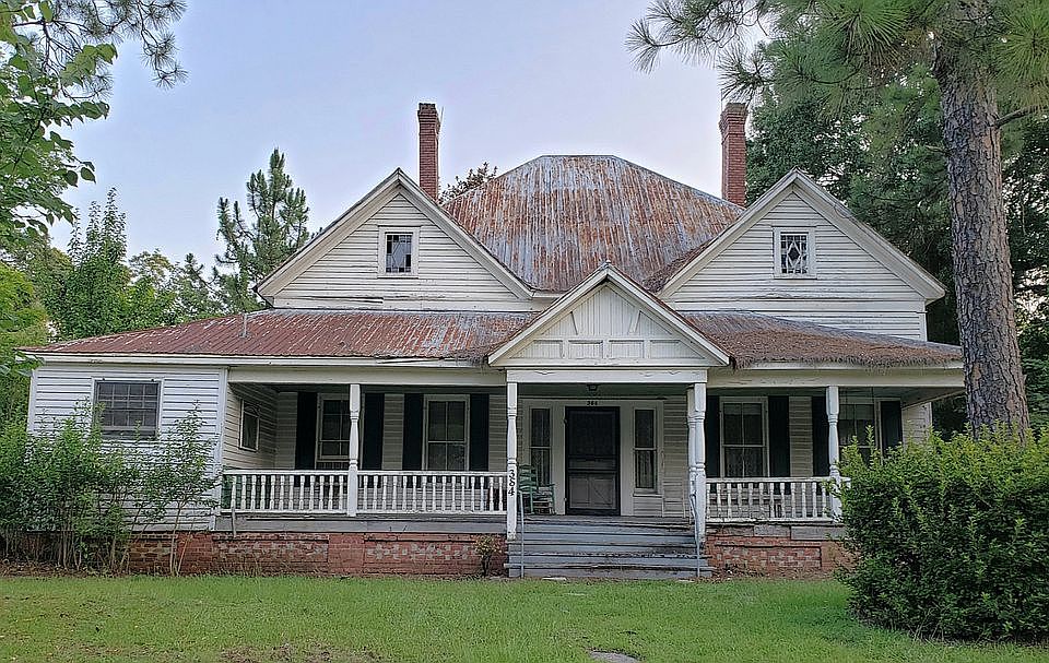 Aging Beauty Seeks TLC