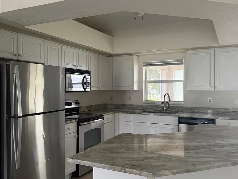 2227 SW 5th Ave — Photo 9