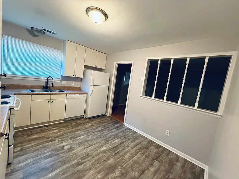 3517 Plum Cres — Photo 4