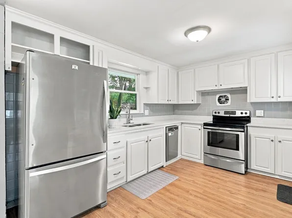 28 Hilltop Cir, Worcester, MA 01609
