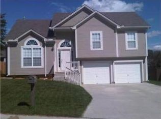 1112 NW Scenic Dr, Grain Valley, MO 64029