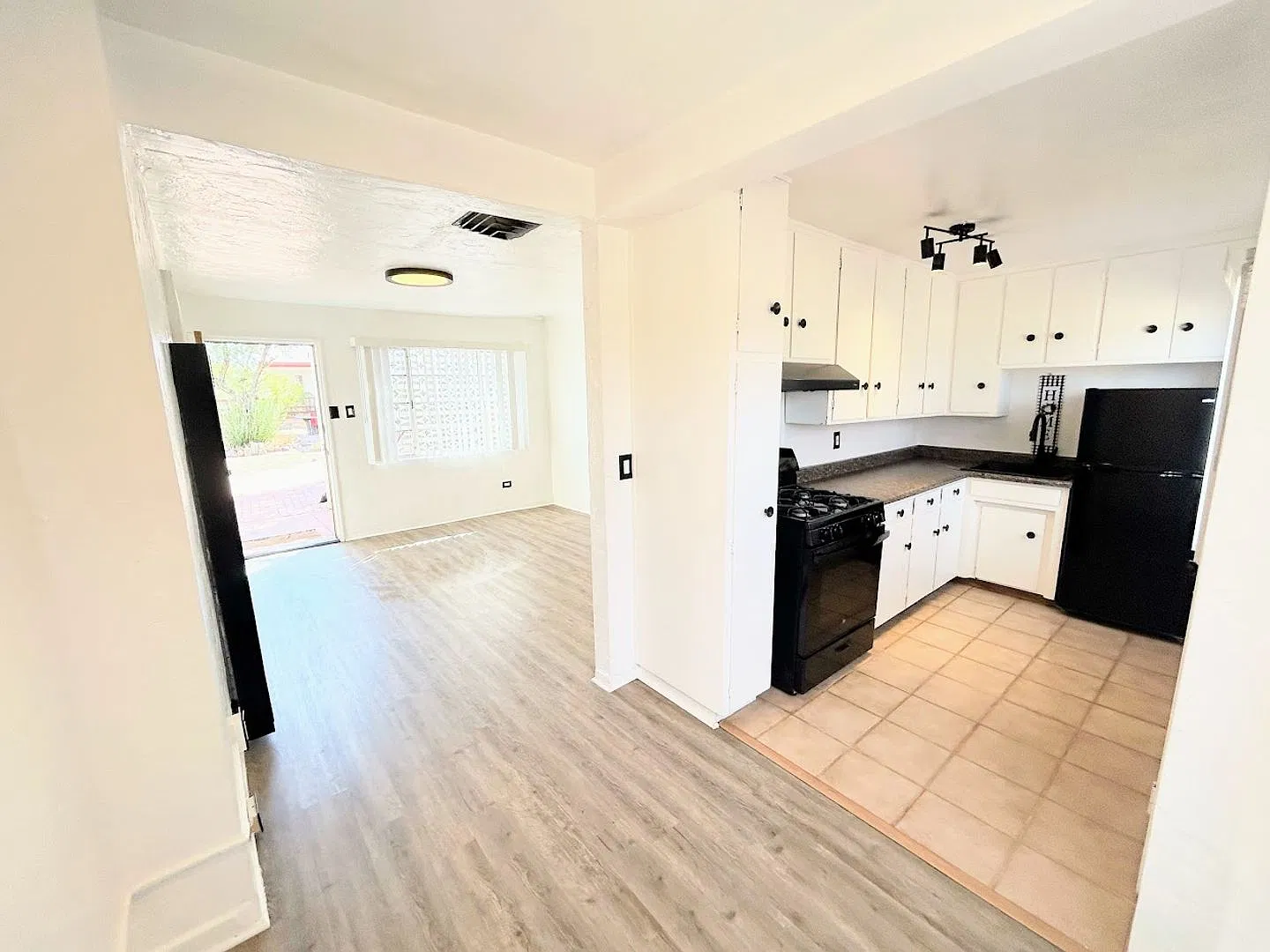 1625 N Camilla Blvd — Photo 1
