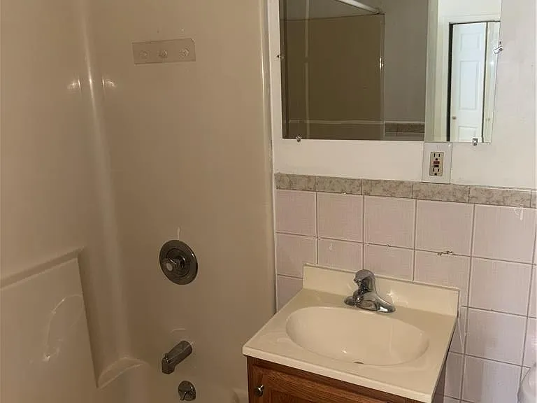 717 Center St #2F — Photo 9